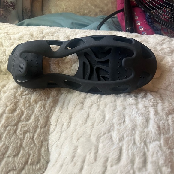 Black Cutout Slip-On Shoes - Picture 4 of 4